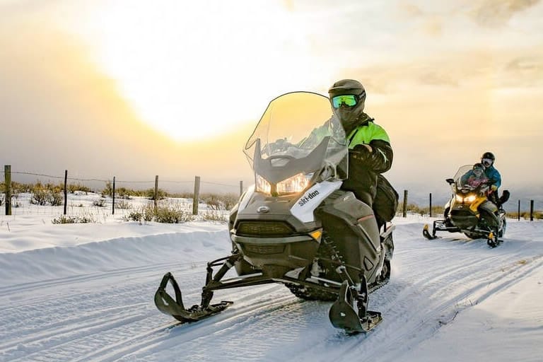Snowmobiling in Vail, Colorado: A High-Altitude Adventure You Can’t Miss :Vail Transportation Snowmobiling in Vail, Colorado